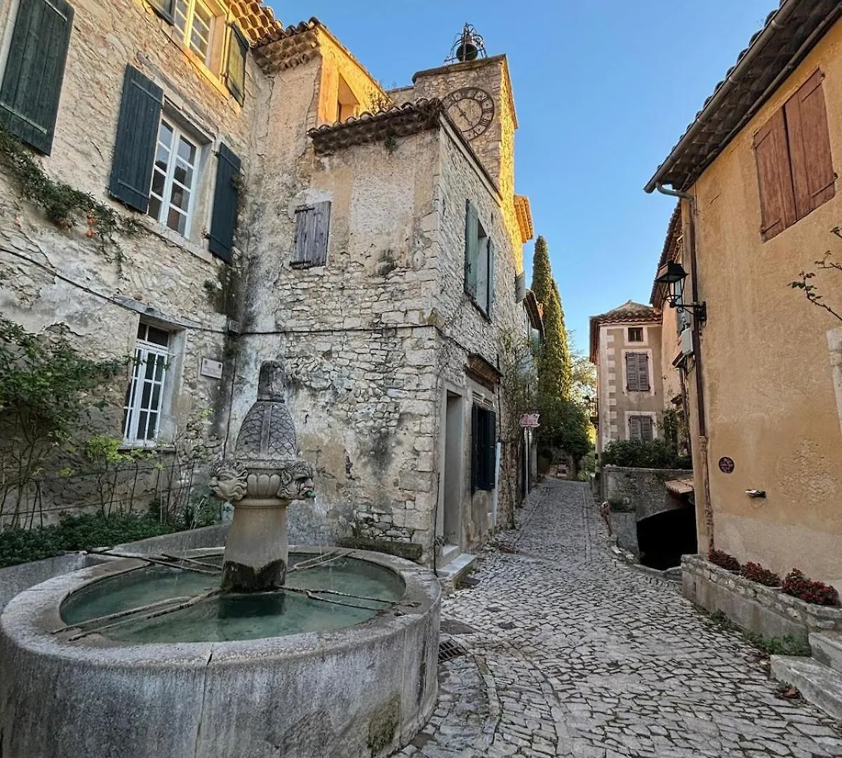 Vakantiehuis Charming Provencal Retreat With A Lush Private Courtyard Villa Rochegude  Frankrijk