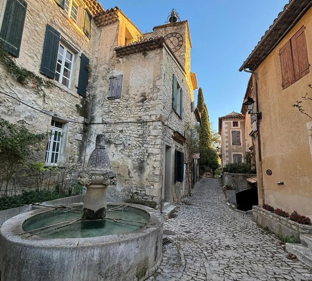 Dom wakacyjny Willa Charming Provencal Retreat With A Lush Private Courtyard Rochegude  Francja